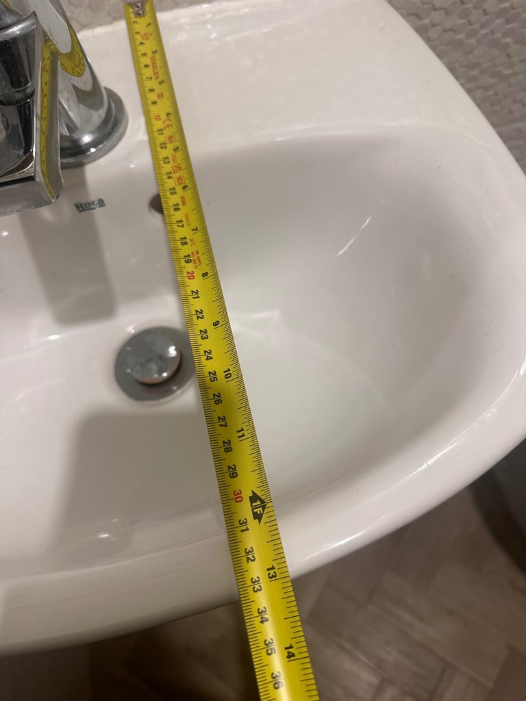 Roca cloakroom Basin and pedestal