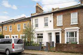 STUDIO FLAT LOCATED IN FOREST HILL AVAILABLE IMMEDIATELY!