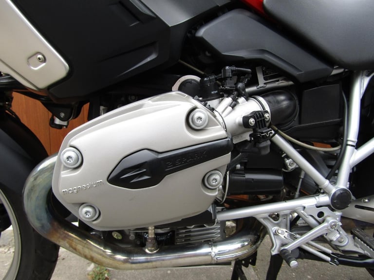 BMW R 1200GS* MILES 10.850*LUGGAGE * FULL SERVICE HISTORY* FANTASTIC CONDITION .