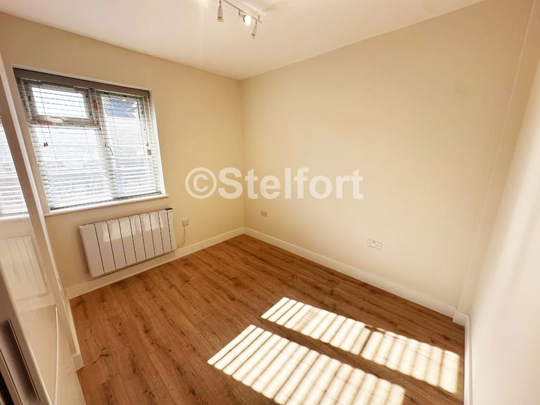 2 bedroom flat in Mottingham Road, London SE9