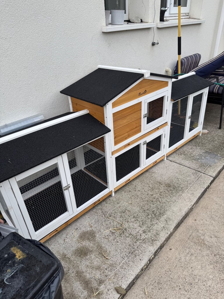 Brand new pawhut rabbit hutch