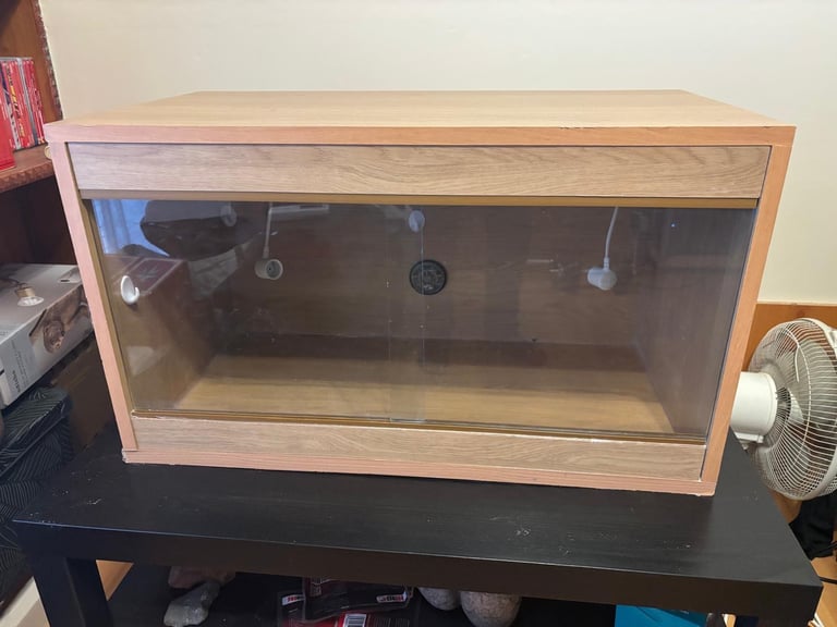 Wooden Vivarium with UVB bracket 