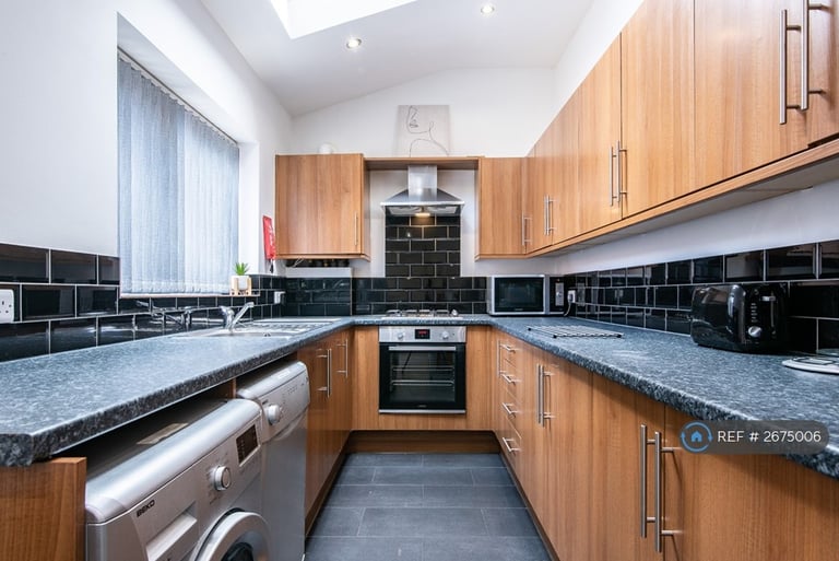 6 bedroom house in Rothesay Avenue, Nottingham, NG7 (6 bed) (#2675006)