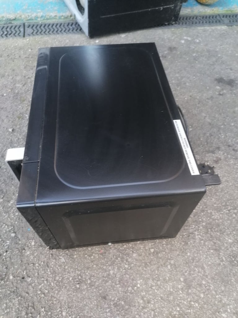 MICROWAVE RUSSELL HOBBS MICROWAVE RETAILS £146 WORKS WELL £50