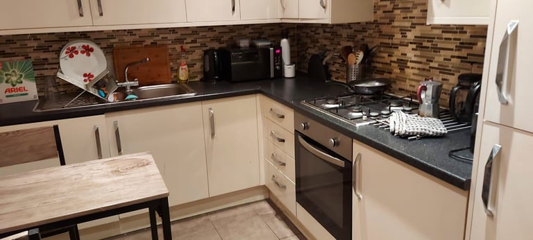 Lovely Double Room Recently within flat share in Holyrood, City Centre
