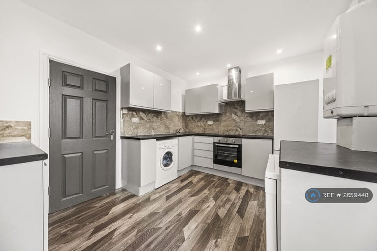 2 bedroom flat in Montpellier Terrace, Scarborough, YO11 (2 bed) (#2659448)