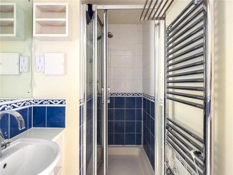 🏡 Bright room in Peckham available for £780 including bills.