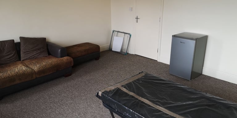 DSS only shared house. Lovely House Share on quiet residential Street close to High Street