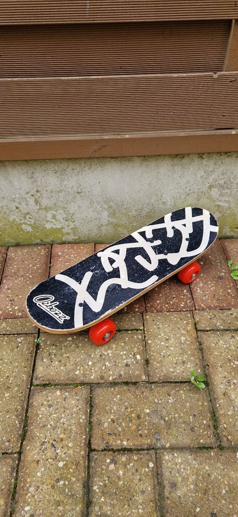 OZBOZZ 17 INCH DECK SKATEBOARD. DINOSAURS ON THE BACK. EXCELLENT.