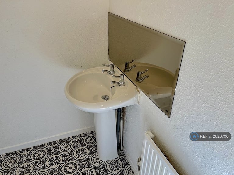 1 bedroom flat in Wilmslow Road, Handforth, Wilmslow, SK9 (1 bed) (#2623708)