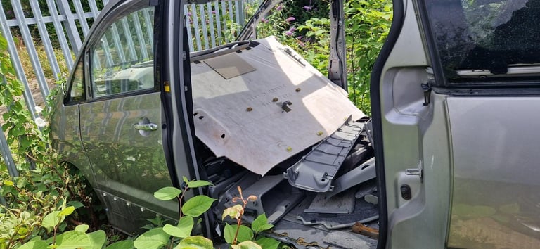 **BREAKING** FRONT SCREEN EXSAUST TOYOTA ALPHARD ALSO BODYSHOP 