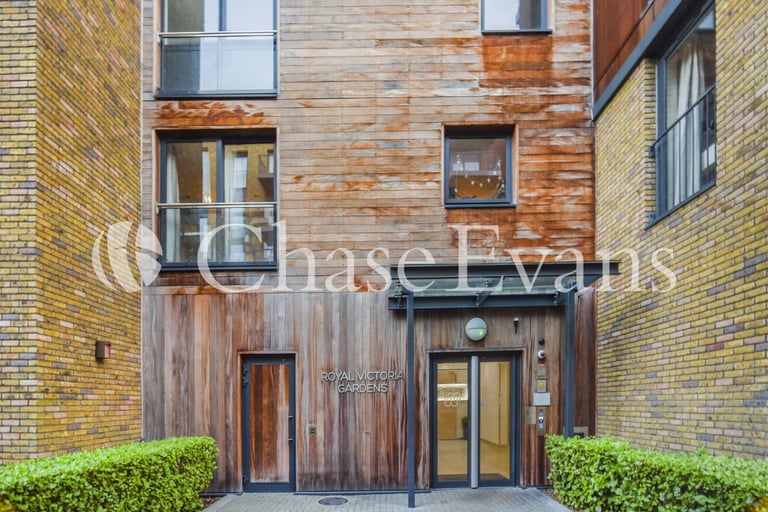 2 bedroom flat in Marine Wharf, Royal Victoria Gardens, Surrey Quays, London, SE16