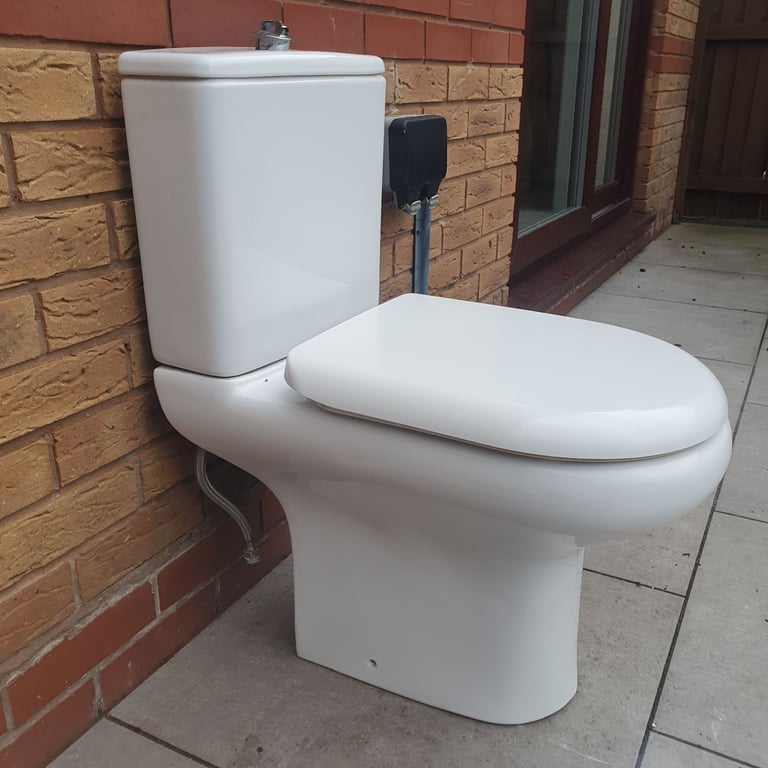 Close coupled toilet