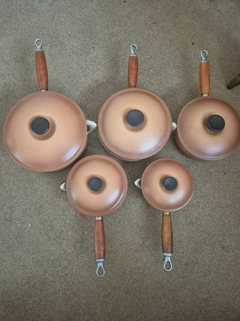 Lecrueset cast iron saucepan set