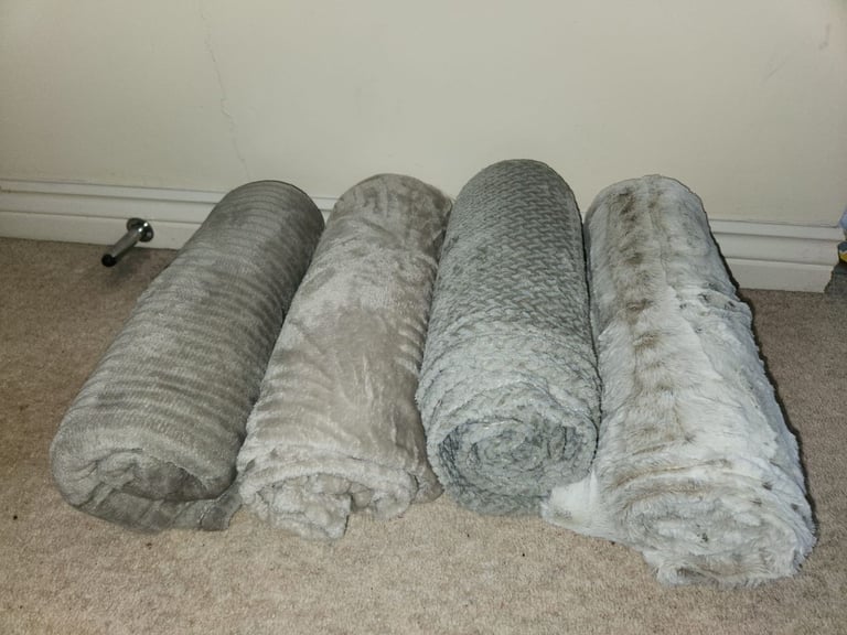 image for 4 grey/beige blankets