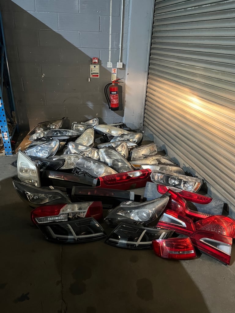 CAR HEADLIGHTS,LIGHTSJOB LOT ,DAMAGED,FREE