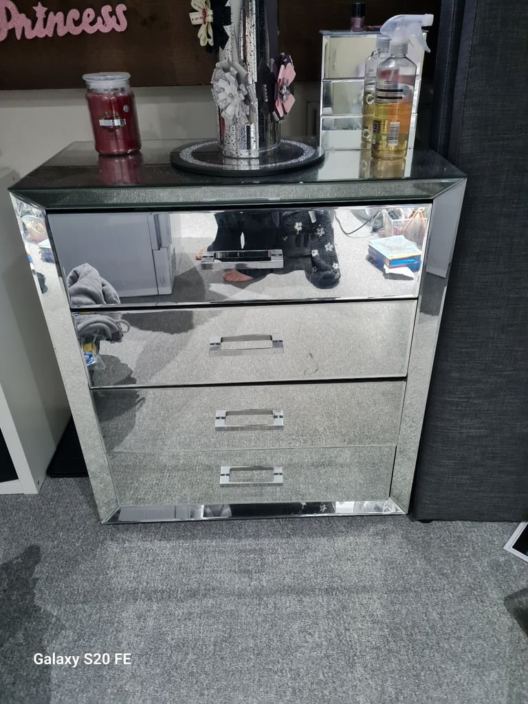 image for Mirror bedroom draws 