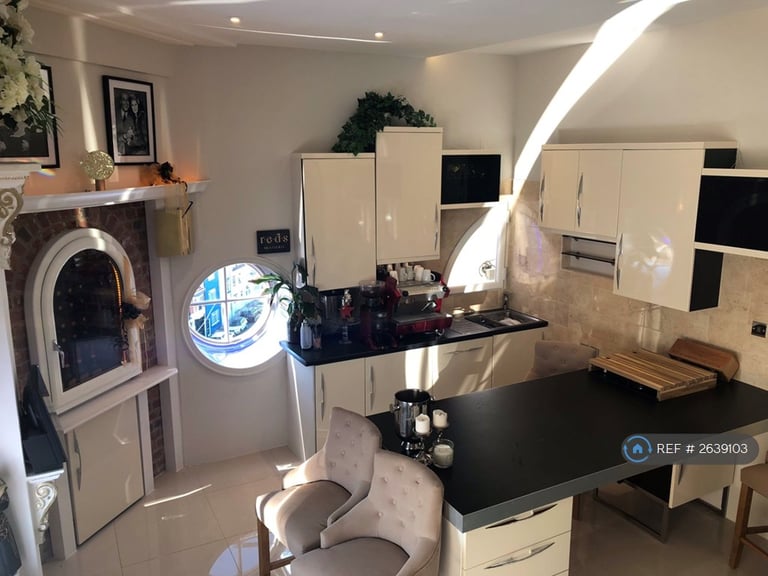 2 bedroom flat in The Clock Tower, Southsea, PO4 (2 bed) (#2639103)