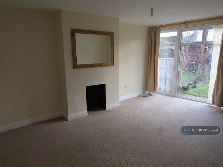 2 bedroom flat in Mowbray Drive, Reading, RG30 (2 bed) (#2653769)