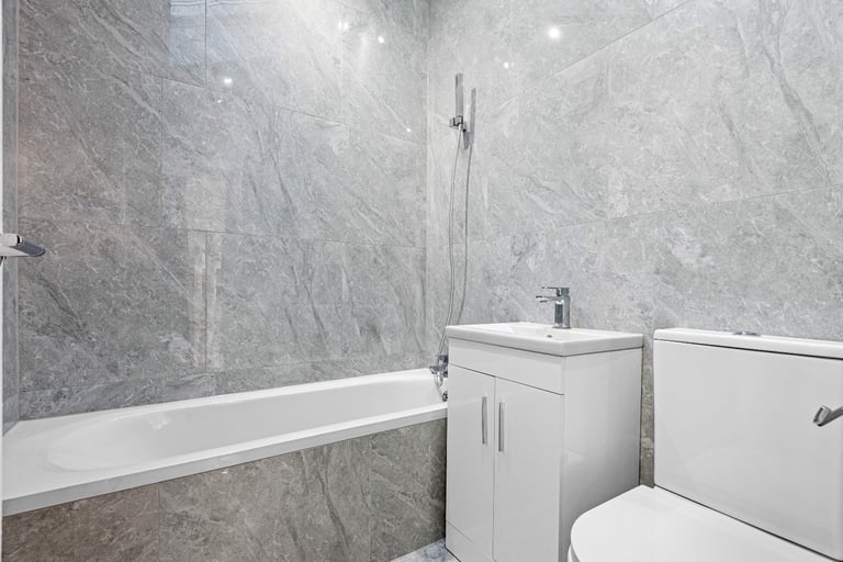 3 Bed 2 Bath 1WC House To Let SL4 ! **OPEN TO COMPANY LET**