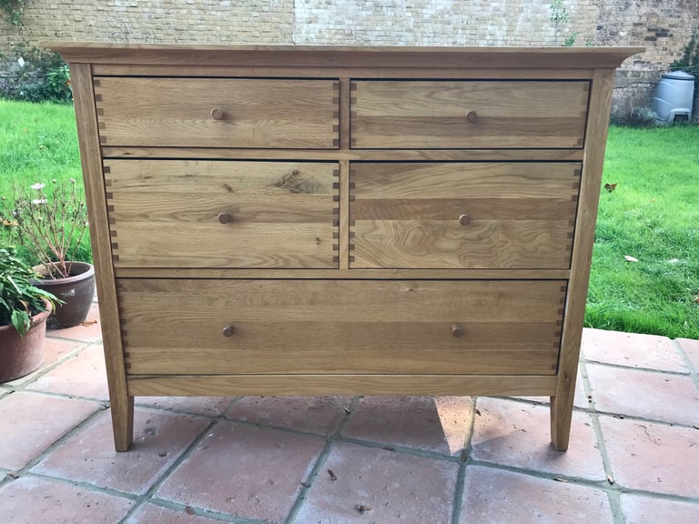 image for Willis and Gambier oak chest of drawers 