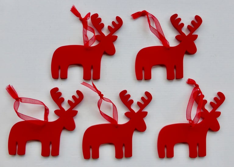 19 x RED REINDEER CHRISTMAS TREE HANGING XMAS DECORATIONS 50P EACH OR ALL 19 FOR £8