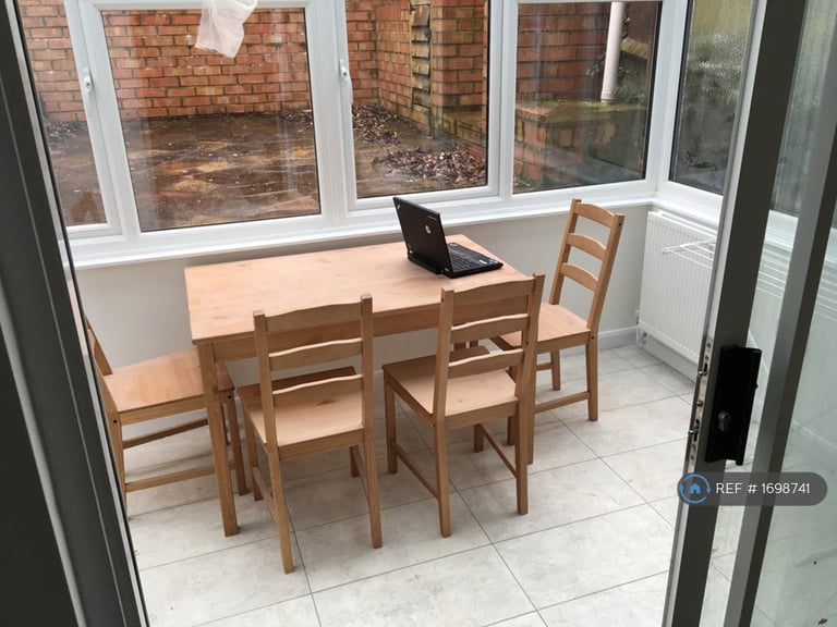 5 bedroom house in Pomfret Avenue, Luton, LU2 (5 bed) (#1698741)