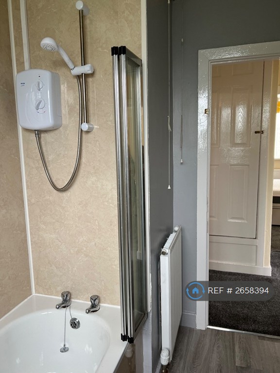 2 bedroom flat in Maes Y Glyn, Llandeilo, SA19 (2 bed) (#2658394)
