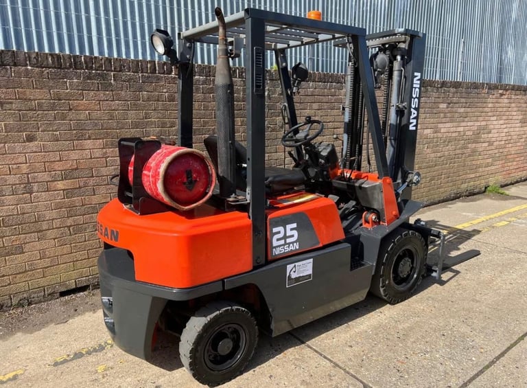 Nissan 2.5t gas forklift, clear view mast, sideshift 