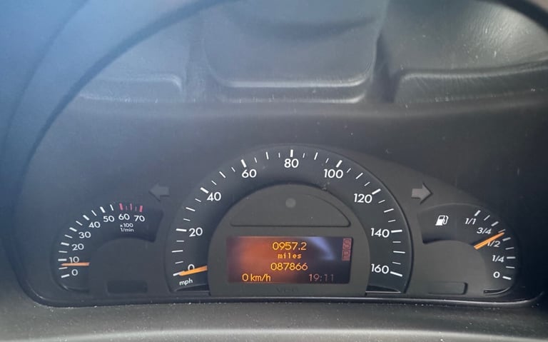 2003 MERCEDES-BENZ C CLASS C180K Avantgarde SE 4dr AUTO PETROL SILVER SALOON VGC