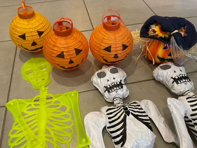 Halloween costumes / accessories / lamps 