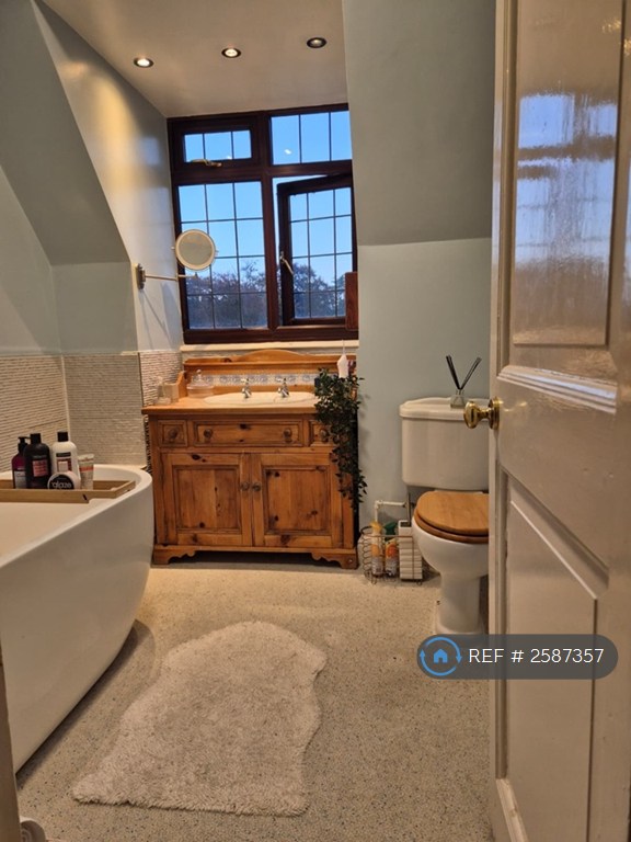 2 bedroom flat in Stangrave Hall, Godstone, RH9 (2 bed) (#2587357)