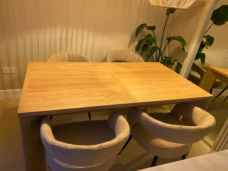NEXT MALVERN OAK EFFECT 6/8 EXTENDING DINNING TABLE ( 2 MONTHS OLD ) 