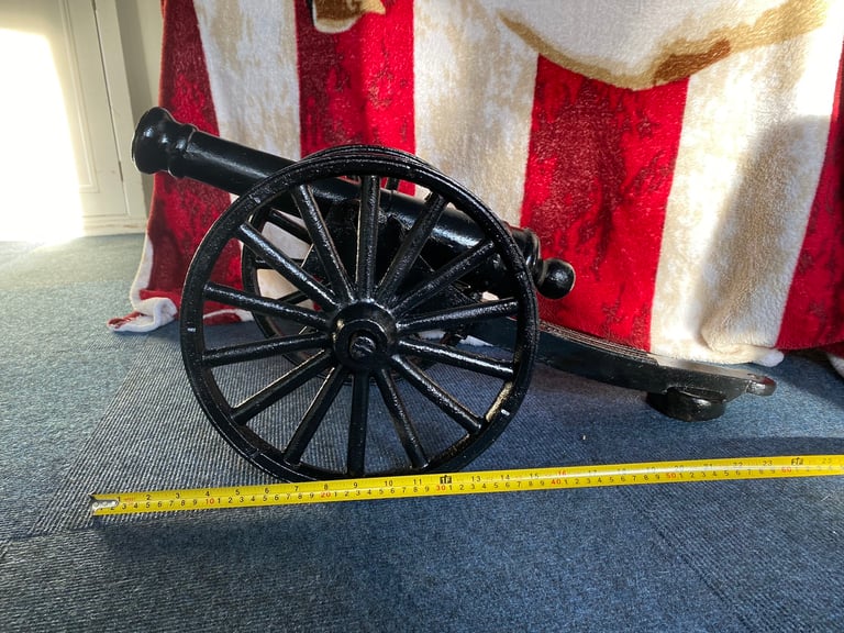 Cannon , Cast Iron.  Lovely ornament. Measurements in photos. 10kg