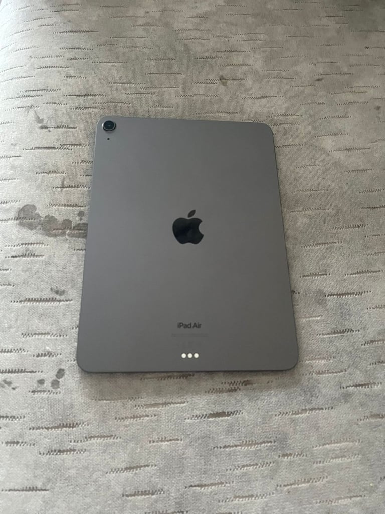 iPad Air 5 64gb £300 WiFi mint condition unlocked with warranty