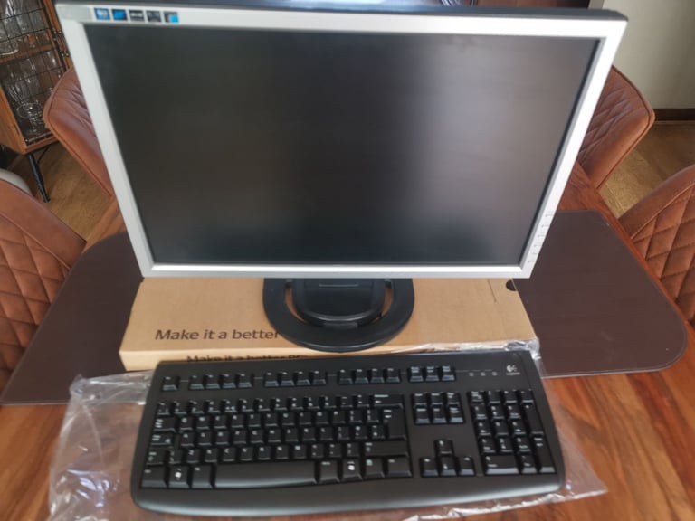 AOC PC Monitor 16' 