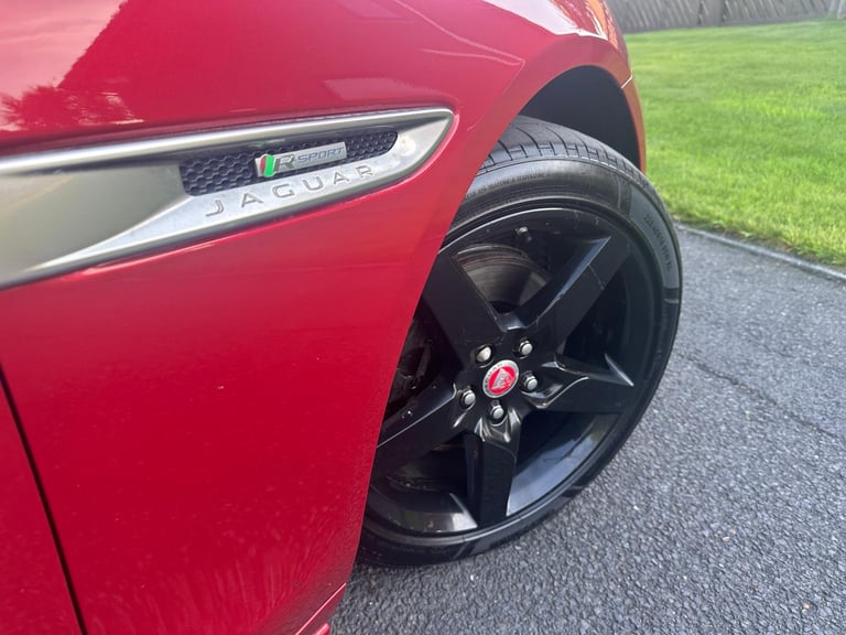 2017 Jaguar XE 2.0 180 BHP / 8 SPEED AUTO / R-SPORT EDITION  / TWO-TONE LEATHER 