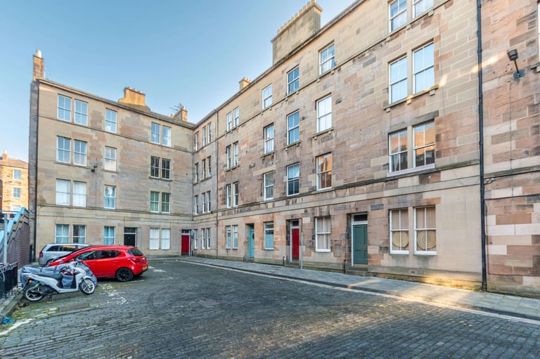 Well presented, 3 bedroom, 1st floor, HMO property in Sciennes – available November