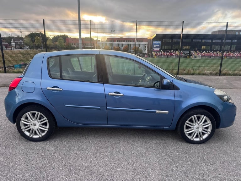 2011 Renault Clio 1.6 VVT Initiale TomTom Auto Euro 5 5dr HATCHBACK Petrol Automatic