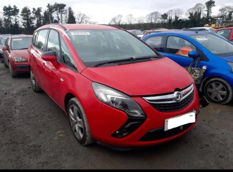 Vauxhall Zafira. C.  Red. Wing.  