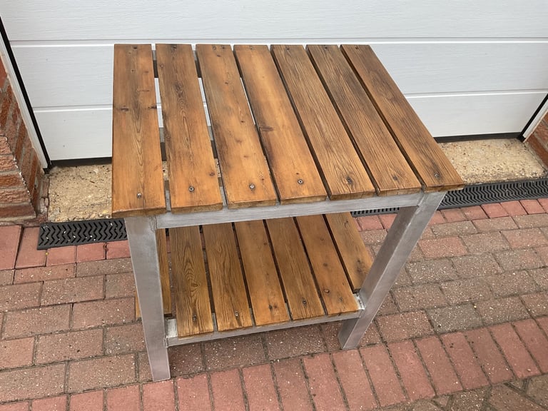 Kitchen table/ island 