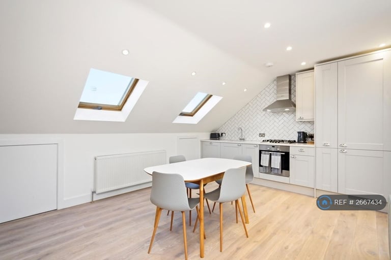 2 bedroom flat in Tunis Road, London, W12 (2 bed) (#2667434)