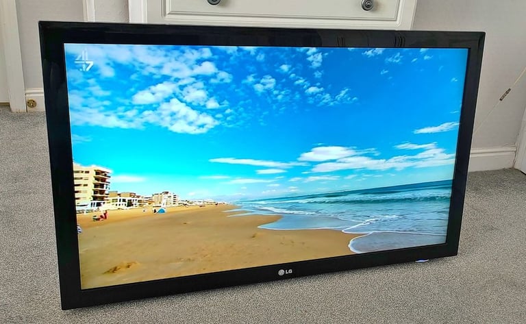 47" LG FULL HD WALL MOUNT TV FREEVIEW RC & NEW BOXED WALL BRACKETS GREAT CONDITION - FREE DELIVERY