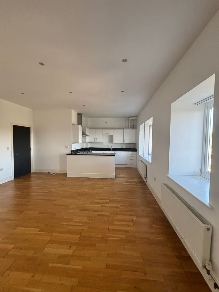 Beautiful Large 2 Bed / 2 Bath Flat with Balcony – Available Immediately!