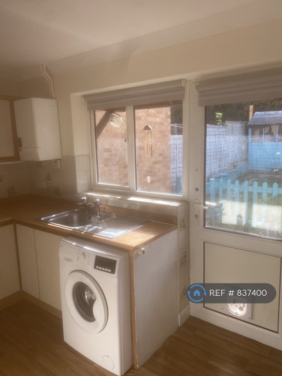 2 bedroom house in Warbreck Drive, Reading, RG31 (2 bed) (#837400)