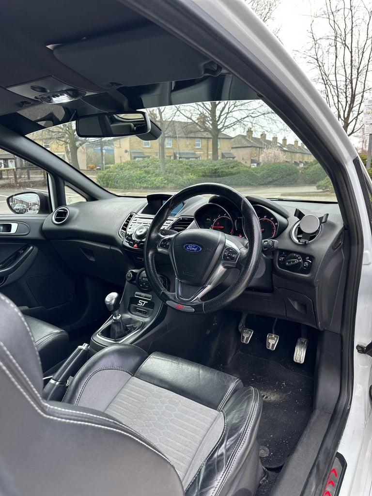 Ford Fiesta ST-3 Hatchback 2016 Manual 1.6 3 doors Heated Recaro Seats LEDs DRLs