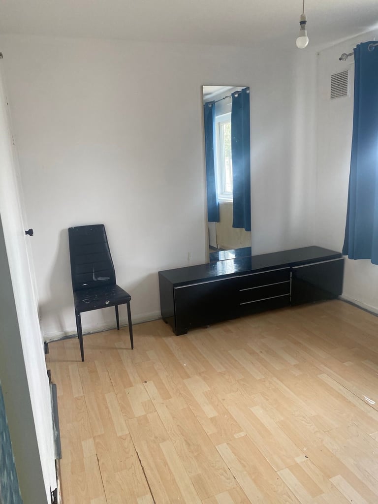 Not a (studio)Double room including bills for single occupancy Postcode E17 5HN