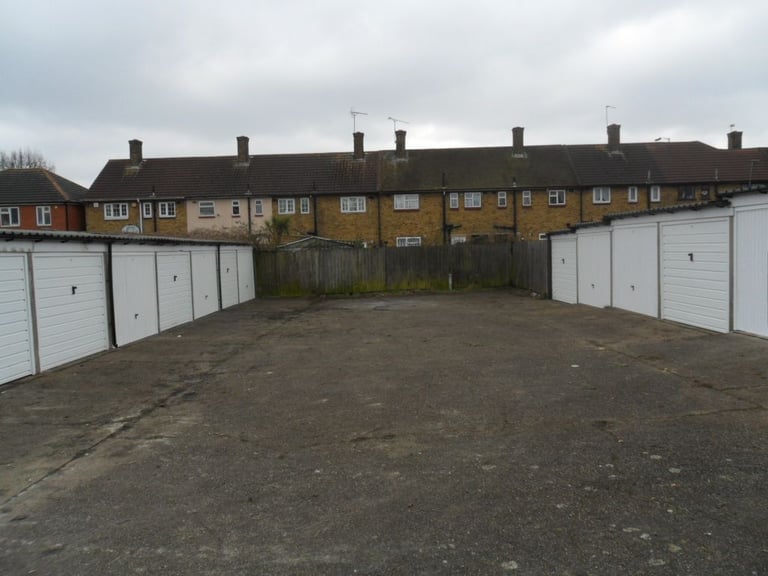 LOCK UP GARAGE TO LET IN DAVENTRY 