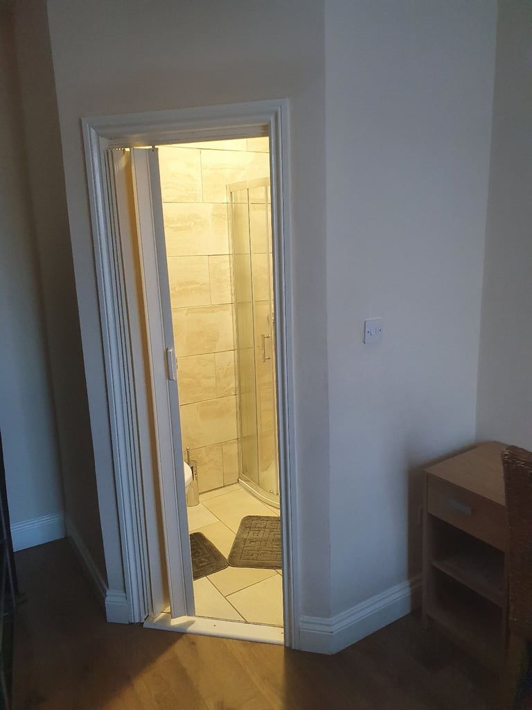 Full Ensuite Bedroom- Newcastle City Center-650PCM-All Bills Inc-No agents