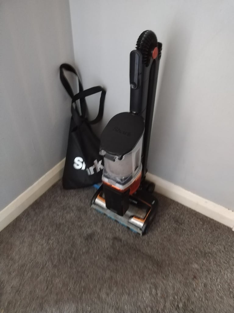 Shark cordless vacuum cleaner with attachment and rotary floor head and lights vgc gwo 